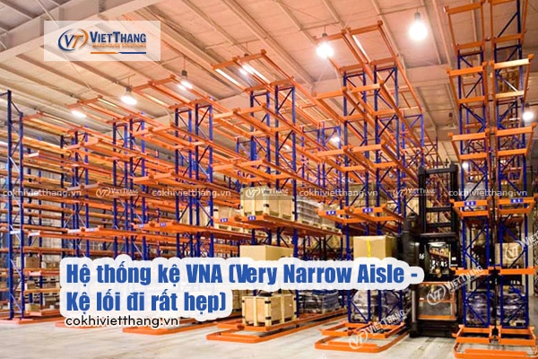Top 5 loại kệ chứa hàng tiết kiệm diện tích kho nhất năm 2026 8 Hệ-thống-kệ-VNA-(Very-Narrow-Aisle---Kệ-lối-đi-rất-hẹp)