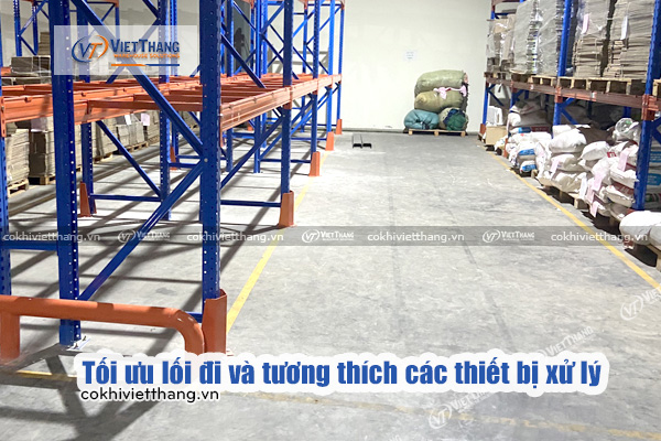Cải tạo layout kệ kho hàng mùa cao điểm cuối năm 2026 5 Tối-ưu-lối-đi-và-tương-thích-các-thiết-bị-xử-lý